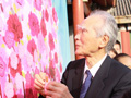 村山富市与孩子们同贴心愿卡