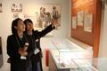 日本中学生在参观宋庆龄生平展