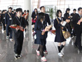日本青少年走出机场开始八天中国之旅