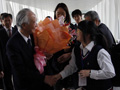 来自月坛中学的中学生代表向村山富市献花