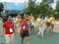营员们在游园里游览